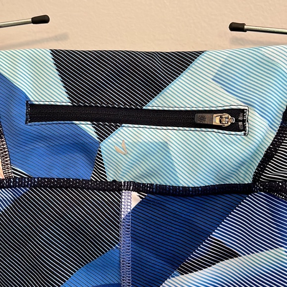 Athleta Geo Sonar train run Capri Leggings with mesh blue geometric print Size S - Picture 9 of 12